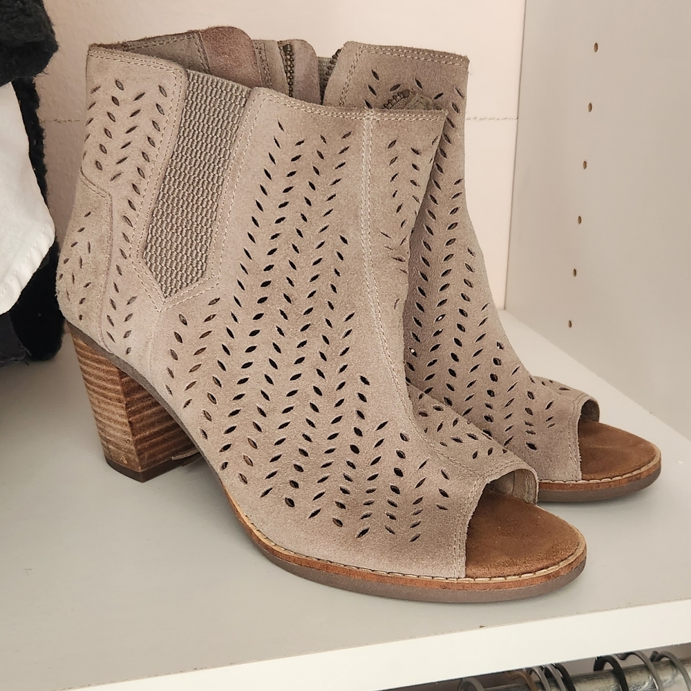 Cream booties/open-toe ankle boots